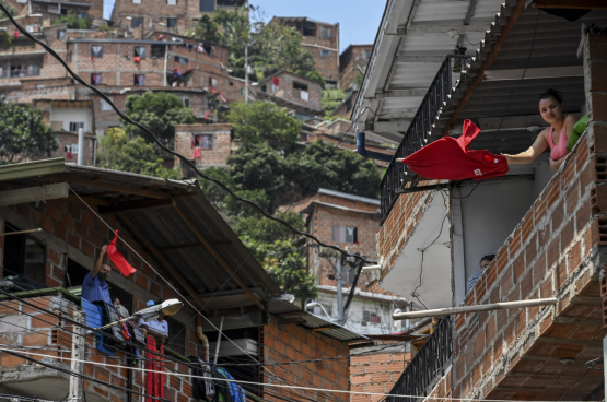 Des habitants de Medellin en Colombie ont décidé d'accrocher un drapeau rouge leur fenêtre en signe de protestation, parce que le gouvernement ne fait rien pour eux. (Photo Joaquin Sarmiento, AFP)