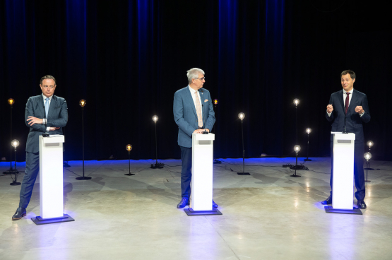 Bart De Wever (N-VA), Pieter Timmermans (Fédération des entreprises de Belgique) et Alexander De Croo (Open Vld), lors d'un débat organisé par la VRT. (Photo Belga)