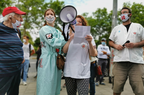  Des années de réformes successives de l’État ont morcelé la compétence de la santé, pour la répartir entre neuf ministres. Une situation terriblement inefficace et contre-productive que les blouses blanches dénoncent. (Photo : Solidaire)