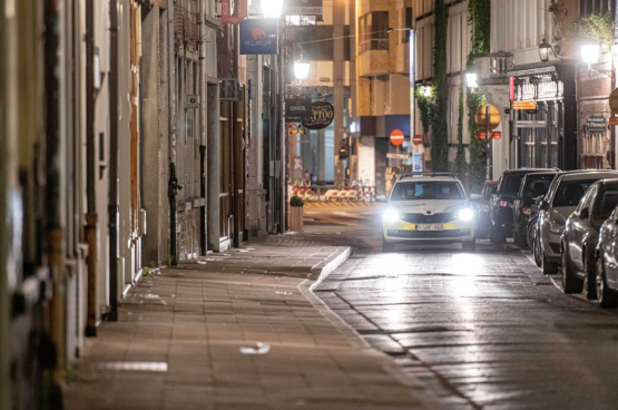 Une voiture de police patrouille dans les rues d’Anvers. (Photo Belga)