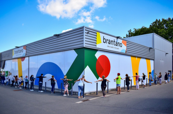 Ce mardi 4 août, une centaine de travailleuses de Brantano s’est réunie au magasin de Champion (Namur) pour dire leur colère suite à la faillite de la chaîne de magasins. (Photo Belga)