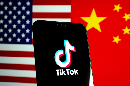 La Chine est le premier pays à supplanter les États-Unis en termes de technologie, d’intelligence artificielle et de mégadonnées («  big data  »). TikTok, la première application chinoise à la popularité mondiale, symbolise ce conflit. (Photo Shutterstock)