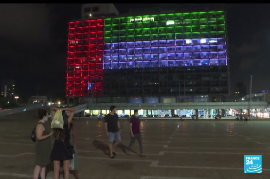 Pour fêter l'accord entre Israël et les Emirats arabes unis, le drapeau de ceux-ci étaient projetés sur la façade de la mairie de Tel Aviv. (Capture d'écran France24) 