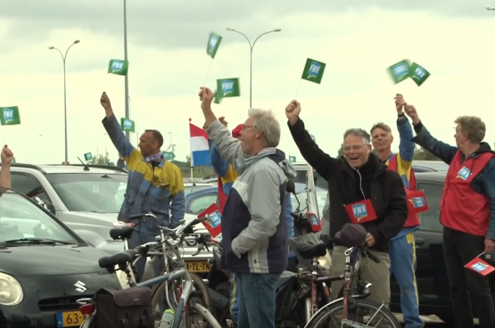 Lors d’une réunion du personnel en drive-in, les travailleurs ont voté à l’unanimité pour des actions déterminées. (Capture d’écran IJmond Nieuws)