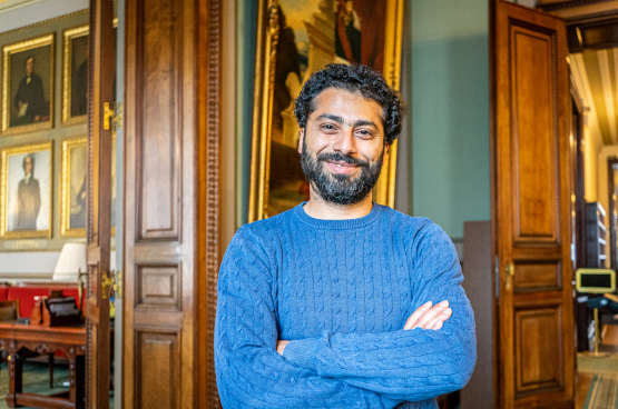 Nabil Boukili, député du PTB, qui combat le racisme et le colonialisme sur le terrain depuis des années, est rapporteur de la commission chargée d’examiner le passé colonial de la Belgique. (Photo Solidaire, han Soete)