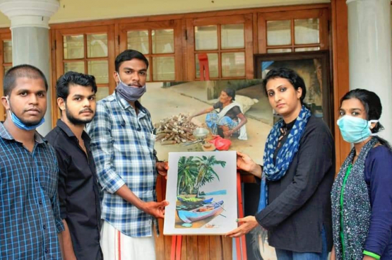 Des familles du Kerala ont donné des tableaux afin de soutenir l'action des jeunes. (Photo DYFI)