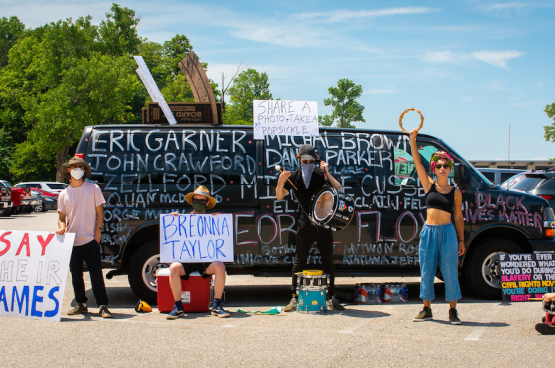 Les manifestations contre les politiques de Trump, contre les violences policières, contre le racisme, etc. sont quotidiennes aux États-Unis... (Photo risingthermals/Flickr)