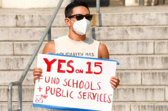 Des militants pour la Proposition 15 défendent une taxe sur les riches propriétaires afin de réinvestir dans les écoles et les services publics. (Photo Shutterstock)