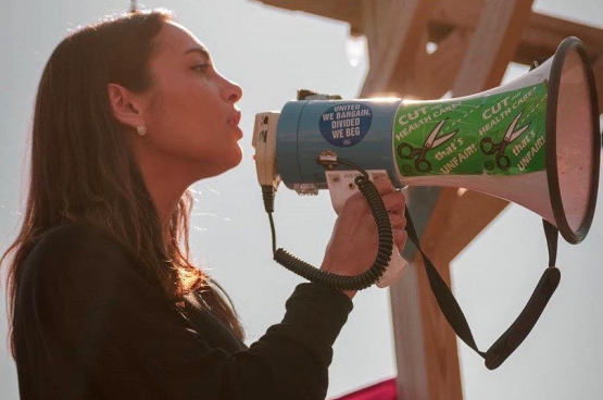 La sénatrice Julia Salazar, 29 ans, fait partie du mouvement de jeunes militants et élus qui bousculent l’establishment du parti démocrate. (Photo FB)