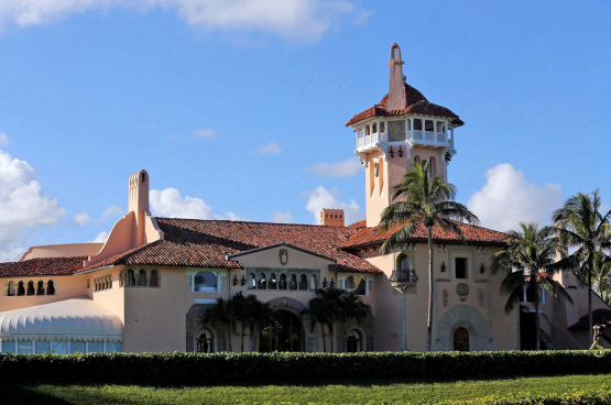 La villa de Trump à Palm Beach : plus de 120 chambres, un terrain de golf, un club privé et un spa. Un homme de la classe ouvrière ? (Photo Belga)