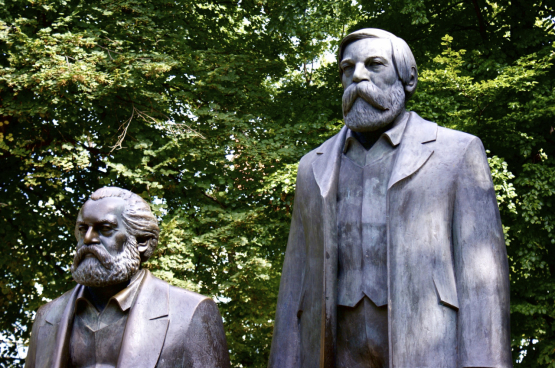 Statues de Friedrich Engels et de Karl Marx à Berlin. (Photo SocialBedia, Flickr)