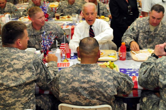 Joe Biden rendant visite aux troupes américaines en Irak. « J'ai voté pour l'invasion de l'Irak et je le referais », a-t-il déclaré en août 2003. (Photo The U.S. Army, Flickr)