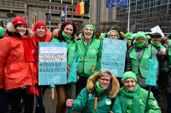 Les aide-ménagères gagnent 11,5 euros brut/heure. Elles sont en lutte depuis des mois pour de meilleures conditions de travail et de salaire, comme le montre cette photo du 28 novembre 2019 prise à l'occasion d'une manifestation en front commun syndical. Elles sont aussi particulièrement exposées au virus... (Photo Solidaire)