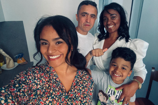 Voici la famille Silva : Simone, Osmar, Caroline et Lorenzo. En août, Osmar, le papa, est mort sur un chantier, à cause du manque de protection. En 2020 en Belgique, le travail tue toujours... (Photo DR)