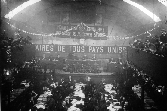 Congrès de la Section Française de l’Internationale Ouvrière (SFIO) à Tours en décembre 1920. Une majorité de délégués (plus de deux tiers) tournent le dos aux dirigeants socialistes européens qui ont soutenu la Première Guerre mondiale et rejoignent l’Internationale communiste, fondée un an plus tôt. (Photo Bibliothèque nationale de France)