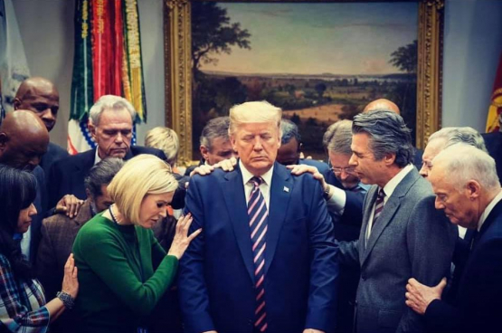 Paula White, la conseillère spirituelle de Donald Trump (à gauche sur la photo), a prié de toutes ses forces, en vain. Mais dans quel but ? (Photo Page Facebook de Paula White)