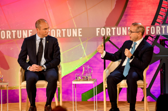 Le PDG de McKinsey, Kevin Sneader (à droite), au « Fortune Global Forum en 2019 (Photo Stuart Isett)