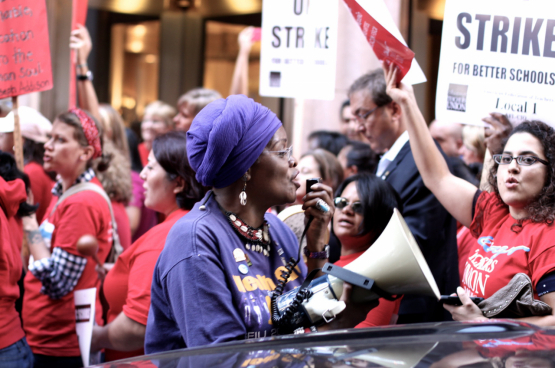 La mise en oeuvre des revendications se fait par des grèves massives, explique Jane McAlevey. Comme la grande grève des enseignants à Chicago en 2012. Tout le secteur est descendu dans la rue pour plus de personnel, de meilleurs salaires et contre la privatisation. (Photo Spencer Tweedy, Flickr)