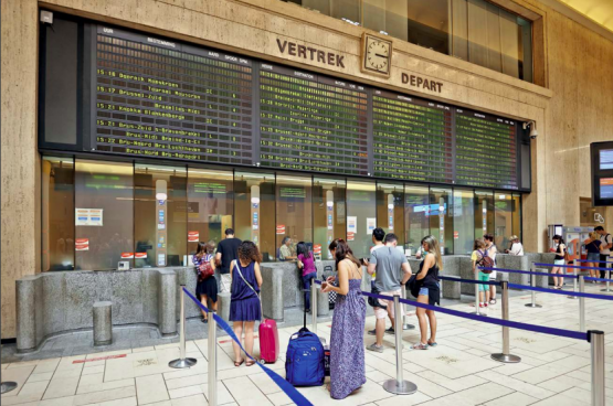 De 208 guichets ouverts en 2007, la SNCB veut n’en maintenir que 91 ouverts d’ici fin 2021. (Photo Solidaire)