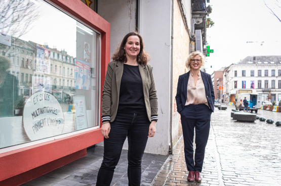 Janneke Ronse, présidente de Médecine pour le Peuple (à gauche) et Sofie Merckx, docteur et députée fédérale du PTB. (Photo Solidaire, Julien Ribaudo