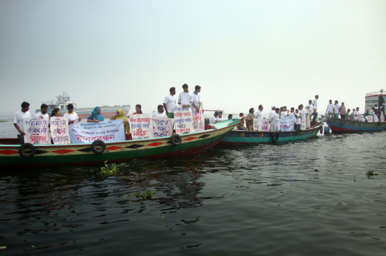 Action de protestation au Bangladesh contre l'extrême pollution des rivières. La responsabilité en est trop facilement attribuée aux victimes. (Photo Transparency International, Flickr)