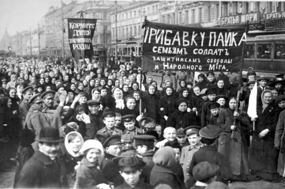 Le 8 mars 1917, des milliers de femmes russes descendent dans la rue, ce qui marque le début de la révolution.