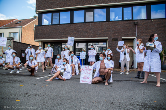 Médecine pour le Peuple n'était pas une lubie. Aujourd'hui, elle se base aujourd'hui plus que jamais sur des fondations solides. Action en octobre 2020 pour plus de mains dans le secteur des soins. (Photo Solidaire)