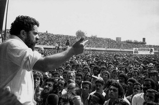 Lula, ouvrier et leader syndical avant d'être président du Brésil, s'adressant aux travailleurs en grève en 1979. (Photo Wikimedia Commons)