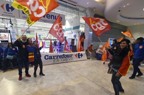 Chez Carrefour, comme ailleurs, la seule façon de se faire entendre pour les travailleurs est de mener des actions, comme ici à Marseille en 2018. (Photo Boris Horvat/AFP)