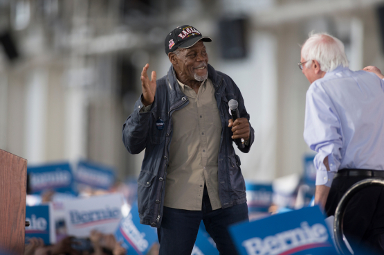 Danny Glover avec le sénateur de gauche Bernie Sanders, lors de la dernière campagne de ce dernier pour l'investiture pour l'élection présidentielle. (Photo Sterling Munksgard)