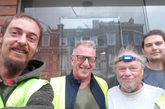 Laurent Cailleaux (à gauche) est venu du Borinage pour aider les familles sinistrées de la région de Verviers, à 150 km de chez lui. Depuis deux mois et demi, il reste sur place pour aider un maximum de familles. (Photo Solidaire)