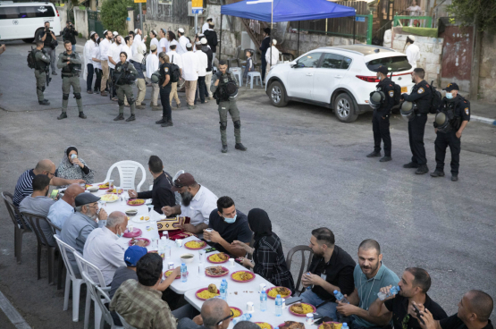 Un iftar pendant le Ramadan, sous haute surveillance. Photo : Active-Stills, oren ziv