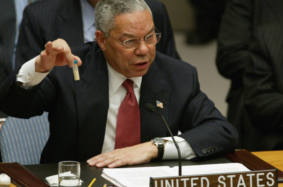 Le 5 février 2003, Colin Powell brandit une fiole devant l’ONU. Cette fiole est censée prouver que le régime irakien détient des armes de destruction massive. Ce mensonge servira d’excuse à une intervention militaire. (Photo AFP)