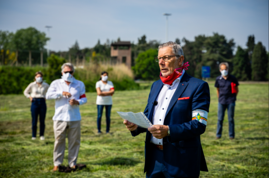 Au Fort de Breendonk, Rudi Kennes célèbre la victoire sur le fascisme en tant que membre du Front de l’Indépendance. (Photo Solidaire, Stefaan van Parys)