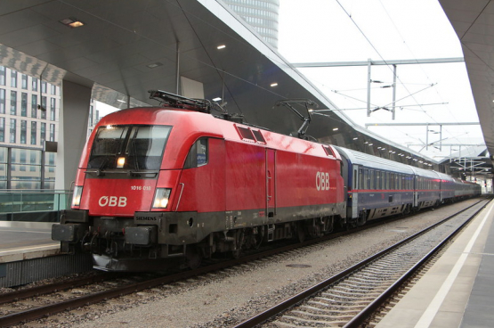 Le train de nuit en provenance de Roma Termini entre en gare de Wein Hauptbahnhof.