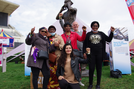 Les femmes de chambre Nana Ouatara, Kadidiata Karamoko, Rachel Keke et Sylvie Esper Kimissa avec Tiziri Kandi et Claude Levy de la CGT HPE à ManiFiesta. (Photo Solidaire, Timothée)