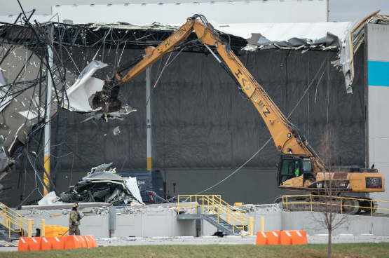 L'entrepôt d'Amazon à Edwardsville, Illinois, après le passage de tornades vendredi 10 décembre. Au moins 6 personnes sont mortes. (Photo Belga)