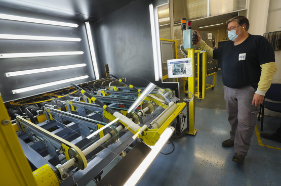 Travailleur dans une usine AGC en France. Photo Belga