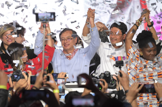 Le grand favori de lʼélection présidentielle colombienne est Gustavo Preto (au centre), candidat du Pacte. Sʼil est élu, sa vice-présidente sera Francia Marquez Mina (à droite), militante écologiste et féministe du mouvement social « Soy porque somos ». (Photo AFP)