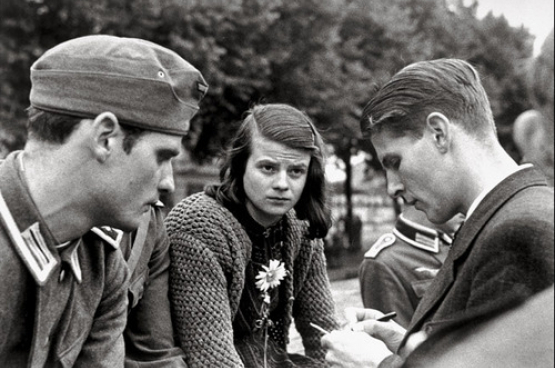 Sophie Scholl, son frère Hans (à gauche) en Christoph Probst.