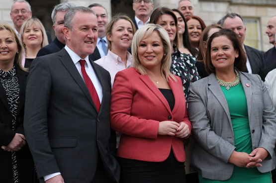Michelle O'Neill (au centre), vice-présidente du Sinn Fein et future Première ministre avec Mary Lou McDonald, présidente du parti de gauche irlandais. (Photo Sinn Fein)  