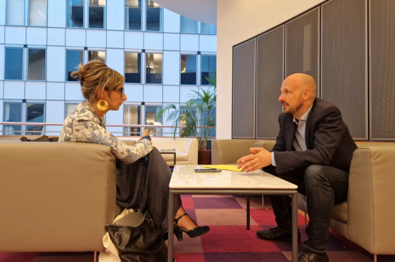 Francesca Albanese en discussion avec Marc Botenga, député européen du PTB. (Photo Solidaire)
