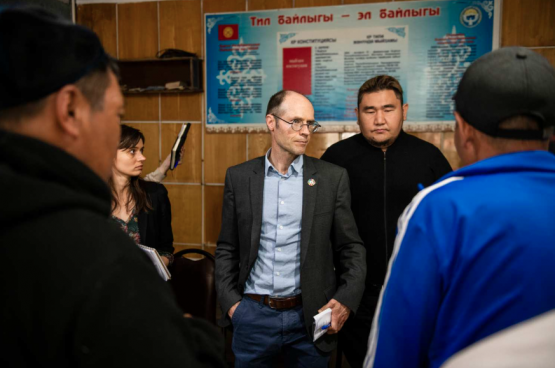 Le rapporteur spécial de lʼONU Olivier De Schutter en visite officielle au Kirghizistan. (Photo D.R.)