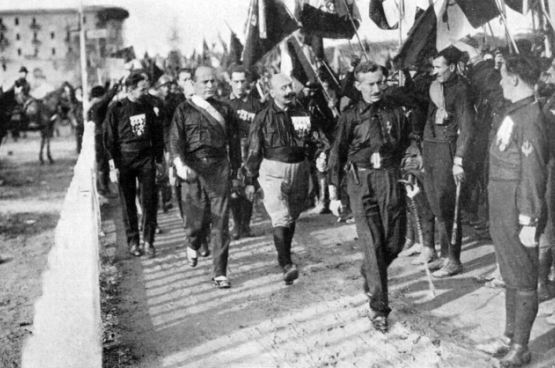 Benito Mussolini et « ses » chemises noires. (Photo Illustrazione Italiana)