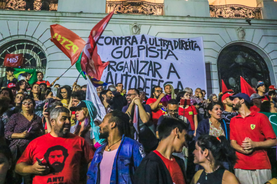 Quelques heures après la tentative de putsch, les partisans de Lula et de la démocratie sont sortis partout dans les rues du Brésil. (Photo Belga)