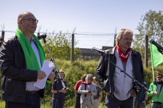 Marc Leemans, président de la CSC (à gauche), et Thierry Bodson, président de la FGTB (à droite), lors de la commémaration du 8 mai en 2022 (Photo Solidaire, Jean-Luc Bousmans)