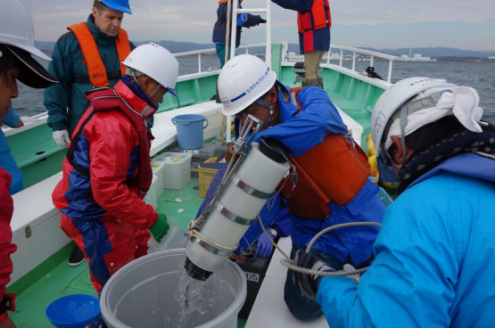 Des experts marins de l'IAEA et leurs homologues japonais de l'Autorité de régulation nucléaire prélèvent des échantillons d'eau dans les eaux côtières près de la centrale nucléaire de Fukushima.     Photo Petr Pavlicek / IAEA