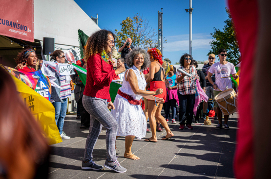 Les gens viennent à ManiFiesta pour la politique, mais aussi pour l’ambiance et la fête. (Photo Stefaan Van Parys)