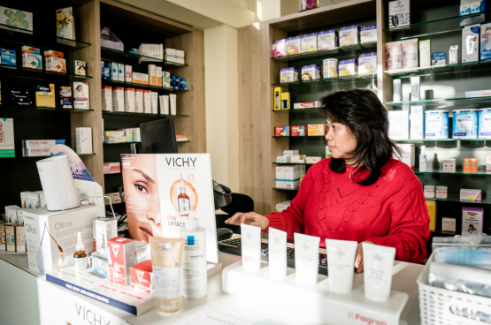Les pharmaciens passent des heures au téléphone avec des grossistes ou des collègues pour tenter de mettre la main sur les médicaments dont ils ont besoin pour leurs clients. (Photo Belga)