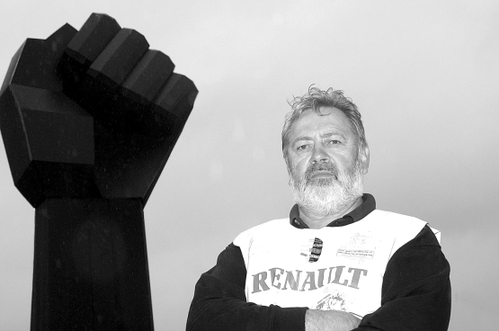 Stan avec derrière lui De Vuist (Le Poing), une œuvre de sept mètres de haut de l’artiste Rik Poot sur la Luchthavenlaan à Vilvorde, symbole de la résistance contre l’injustice. (Photo d’archive Solidaire) 